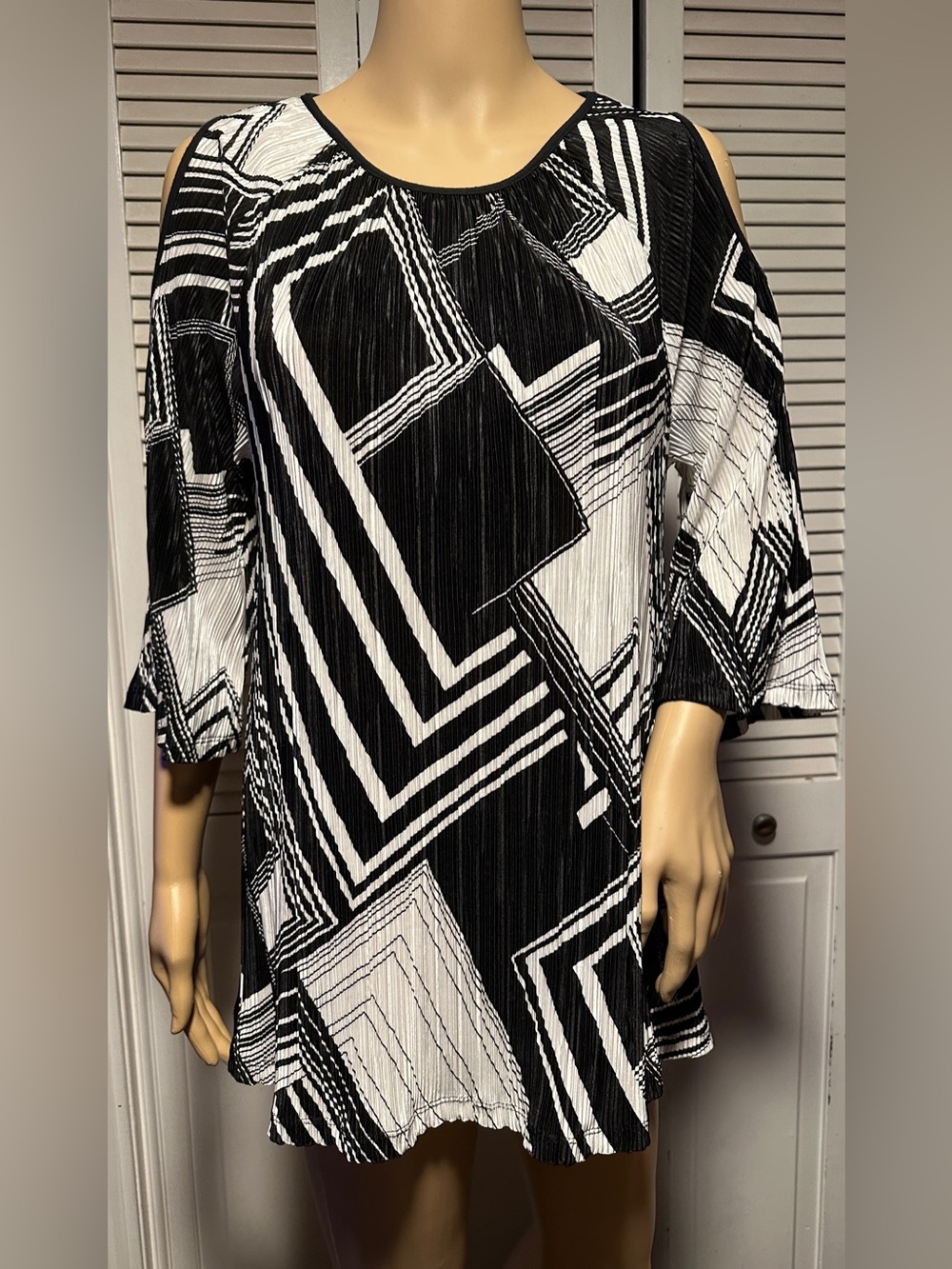 Erin London Black White Geometric Abstract Cold Shoulder Tunic Top Women’s S